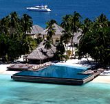 Malediven Insel: Ansicht von Hufaven Fushi mit Infinity Pool von STOP OVER REISEN
